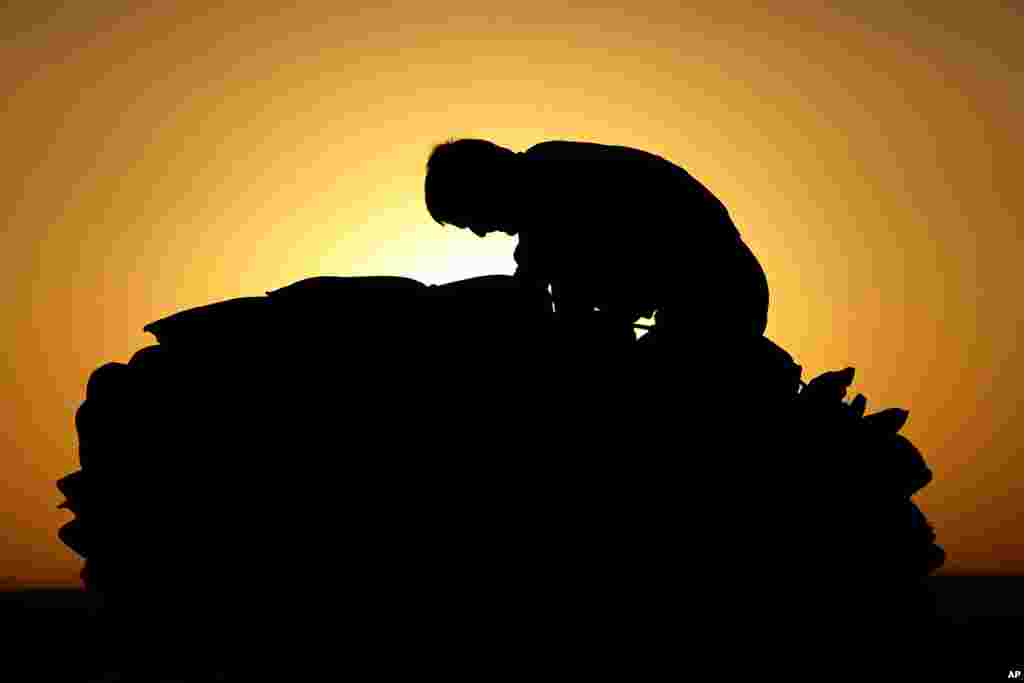 បុរស​ជនជាតិ​អ៊ីរ៉ាក់​ម្នាក់ ដែល​បាន​រត់ភៀសខ្លួន​ចេញ​ពី​ការ​ប្រយុទ្ធ​គ្នា​រវាង​កងកម្លាំង​អ៊ីរ៉ាក់ និង​ក្រុម​សកម្មប្រយុទ្ធ​រដ្ឋឥស្លាម ប្រមូល​ពូក​ដាក់​គរ​លើ​គ្នា ខណៈ​ដែល​លោក​រង់ចាំ​ឆ្លង​តំបន់​គ្រប់គ្រង​ដោយ​ពួក​ឃឺដ​នៅ​វាល​មួយ​ក្នុង​វាលទំនាប​ Nineveh ភាគ​ឦសាន​ក្រុង​ Mosul។&nbsp;