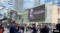 1月27日，科比逝世第二天，洛杉矶Staples中心外的广场上高悬着他的黑白照。(美国之音雨舟拍摄)