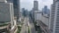 Suasana di jalan Thamrin di sekitar bundaran Hotel Indonesia (HI), Jakarta, saat pandemi corona, 14 April 2020. (Foto: dok).