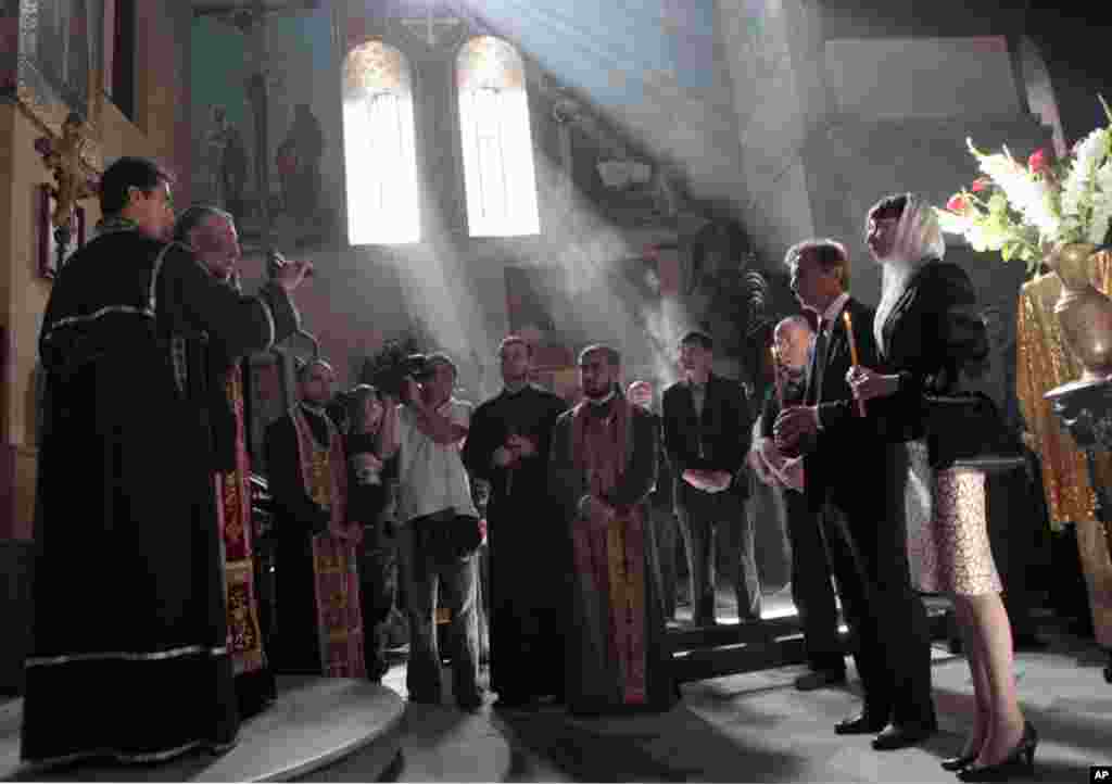 Bidzina Ivanishvili and his wife Ekaterine Khvedelidze pray in a church in Tbilisi, October 1, 2012. 