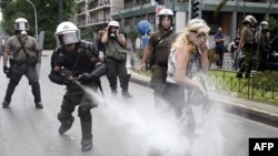 Yunanıstan parlamentinin qarşısında polis və nümayişçilər arasında toqquşma baş verib