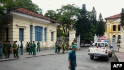 Polisi dan petugas keamanan Vietnam menjada kantor pengadilan di Ho Chi Minh di mana dilakukan pengadilan terhadap para pembangkang (foto: dok). 