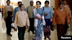 지난 16일 미얀마 야당 지도자 아웅산 수치 여사(가운데)가 지난 8일 실시된 총선 이후 첫 의회 회기에 참석하기 위해 네피도 시 의회 건물에 도착했다. 