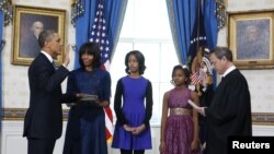 오바마 대통령이 20일, 백악관에서 가족이 지켜보는 가운데 두 번째 임기 취임 선서를 하고 있다. 