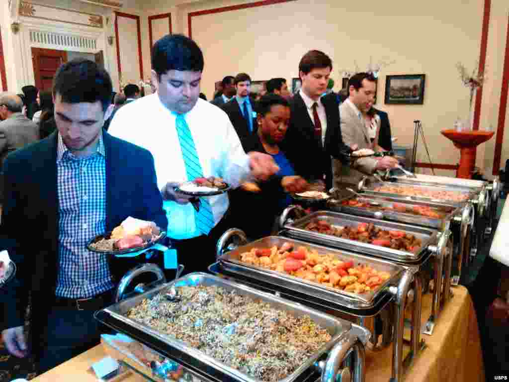 مهمانان با غذاهای ایرانی همچون سبزی پلو، ماهی و انواع کباب پذیرایی شدند.