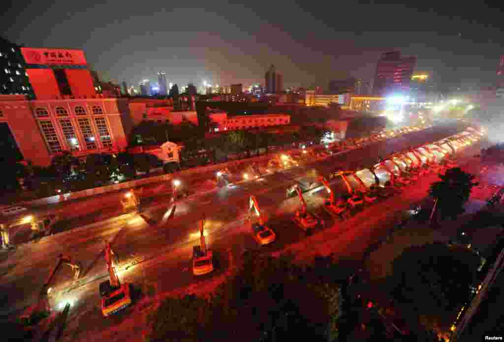 គ្រឿងចក្រ​ត្រូវ​បាន​ដាក់​បន្ត​កន្ទុយ​គ្នា​ដើម្បី​កម្ទេច​ស្ពាន​មួយ​នៅ​ក្រុង Nanchang ខេត្ត​ Jiangxi ប្រទេស​ចិន​កាល​ពី​ថ្ងៃ​ទី​២៦ ខែ​សីហា។&nbsp;