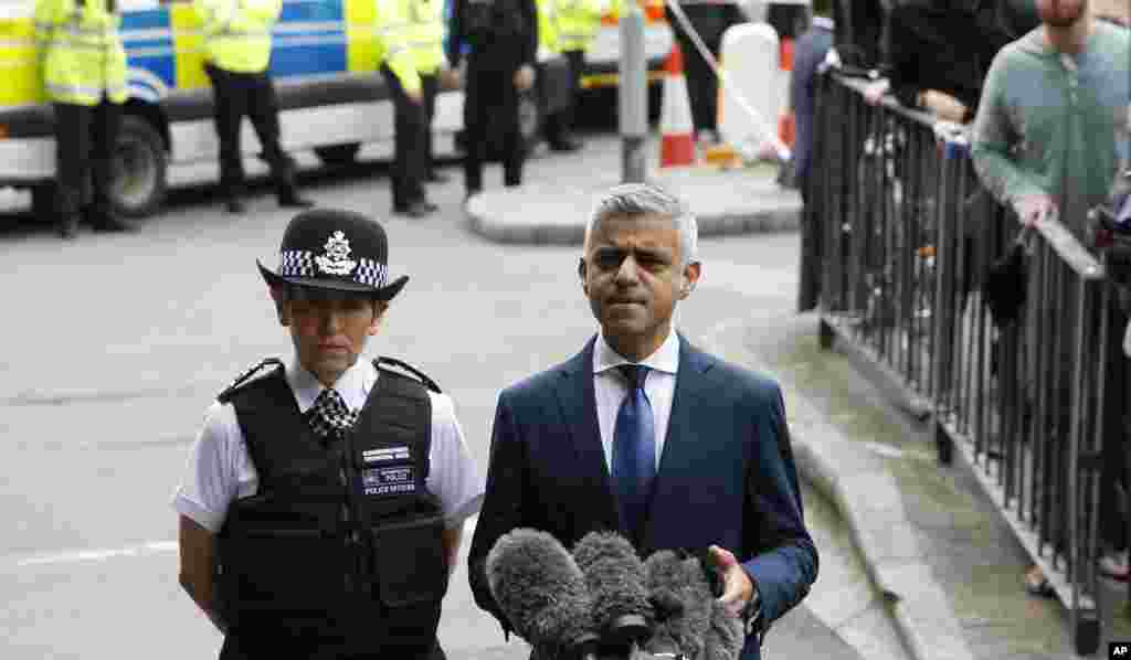 Walikota London Sadiq Khan, kanan, berbicara kepada media di London Bridge, 5 Juni 2017. Polisi menangkap beberapa orang dan memperluas penyelidikan mereka setelah serangkaian serangan di tengah kota London, hari Sabtu, 4 Juni 2017.