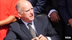 加州州长布朗签署法案的档案照（美国之音国符拍摄）