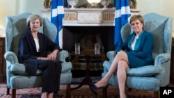 La Première ministre britannique Theresa May, à gauche, rencontre la Première ministre écossaise Nicola Sturgeon à Bute House à Édimbourg, en Écosse, le vendredi 15 juillet 2016.