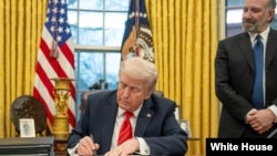 特朗普总统在白宫签署行政令。(资料照片)