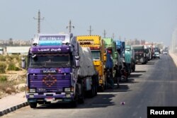 Грузовики с гуманитарной помощью возле пограничного перехода Рафах между Египтом и сектором Газа, 9 сентября 2024 года