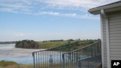 房屋旁的煤灰池因为化学成分而呈现蓝色