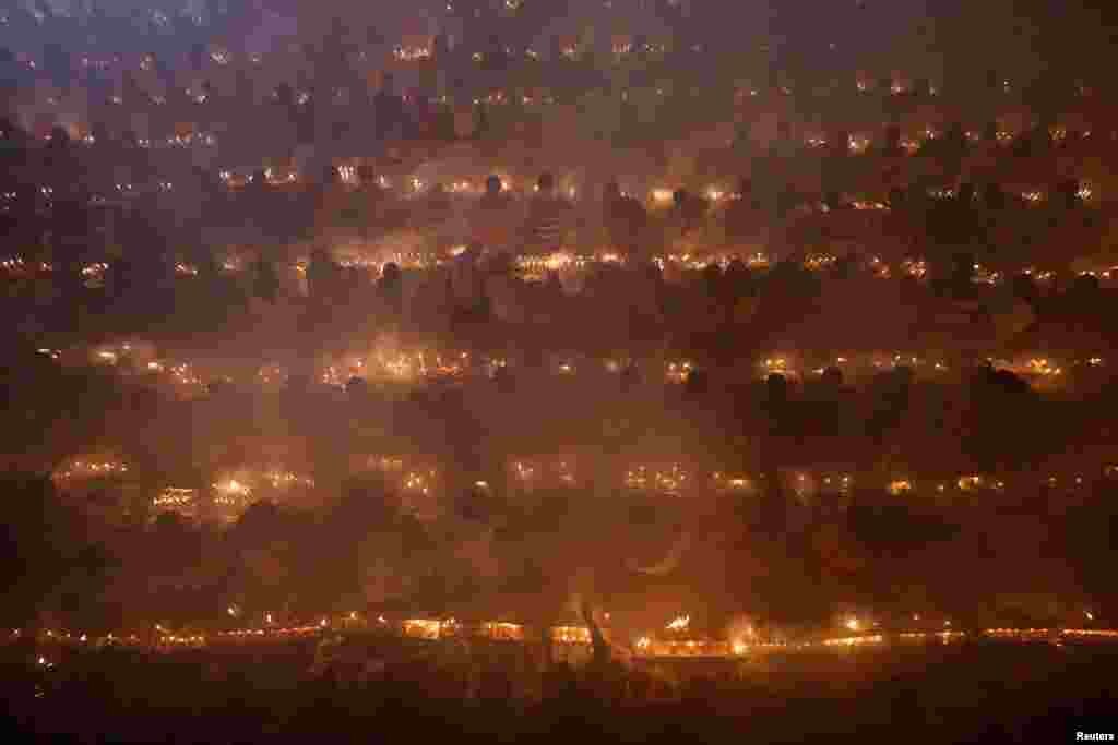 អ្នក​កាន់​សាសនាហិណ្ឌូ​អង្គុយ​នៅ​លើ​ឥដ្ឋ​ព្រះវិហារ​មួយ​ដើម្បី​ប្រារព្ធ​ពិធី​ Rakher Upabash ក្នុង​ក្រុង Narayangonj ជិត​រដ្ឋធានី​ដាកា ប្រទេស​បង់ក្លាដេស កាល​ពី​ថ្ងៃ​ទី០៨ ខែ​វិច្ឆិកា ឆ្នាំ​២០១៦។&nbsp;