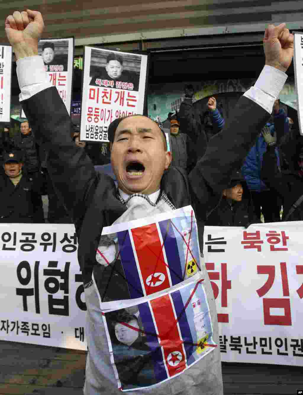 A South Korean protester shouts slogans during a rally denouncing North Korea's rocket launch, Seoul, South Korea, December 12, 2012. 