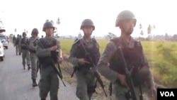 Sejumlah anggota Brimob Subden B Kompi Pelopor Polda Sulawesi Tengah, mengawal ketat Olah TKP yang digelar Kepolisian Poso, Rabu, 26 Februari 2014 (VOA/Yoanes Litha).