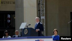 조지 W. 부시(오른쪽 두번째) 전 미국 대통령이 지난 2013년 조지 W. 부시센터에서 연설하고 있다. 오른쪽부터 부인 로라 여사, 부시 전 대통령, 바락 오바마 전 대통령, 부인 미셸 여사. (자료사진)