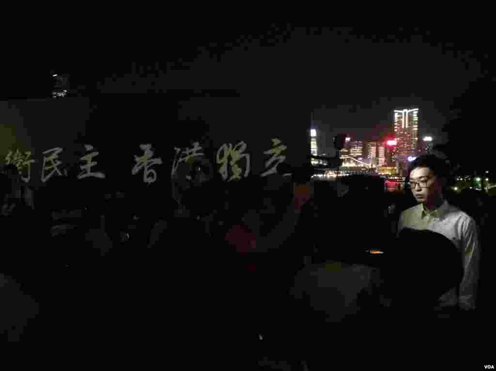 集会开始前民族党陈浩天接受媒体采访(美国之音海彦拍摄)