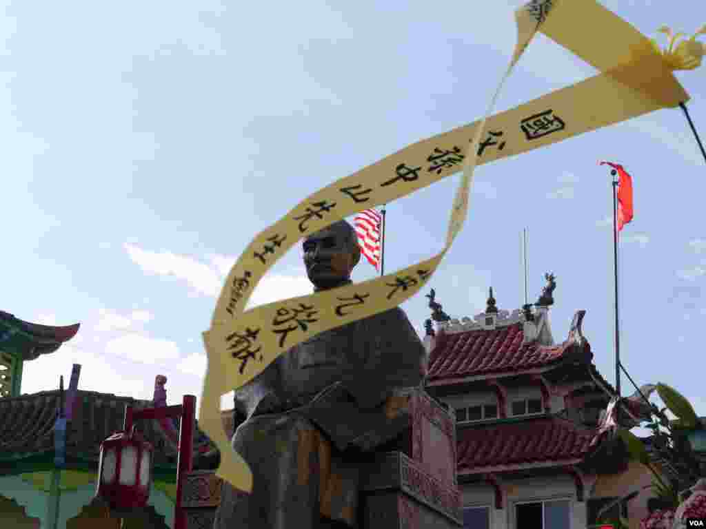 门楼内广场的孙逸仙铜像（美国之音国符拍摄）