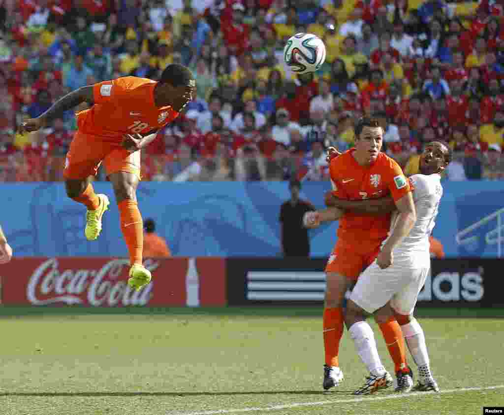 Leroy Fer dari Belanda membuat gol lewat sundulannya melawan Chile di arena Corinthians di Sao Paulo, 23 Juni 2014.