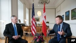 2017年5月9日，丹麦总理拉斯穆森(右侧)和美国国防部长马蒂斯(左侧)于丹麦哥本哈根克里斯汀堡宫总理办公室会面。