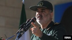 حسین سلامی تهدید کرده که ایران می‌تواند تنگه هرمز را ببندد.