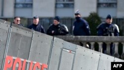 Des policiers à une barrière anti-émeute à l'ancien aéroport de Notre-Dame-des-Landes, à Nantes, le 19 mars 2018.