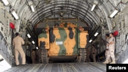 土耳其士兵2017年6月23日在卡塔尔多哈的土耳其军事基地卸车。