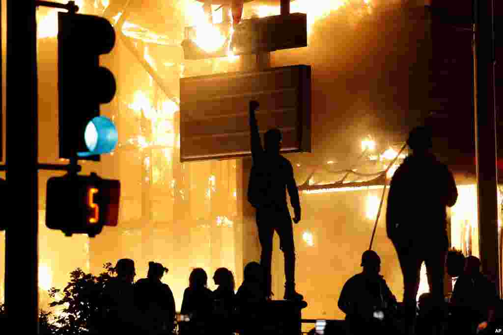 معترضان در مینیاپولیس چندین ساختمان را به آتش کشیدند