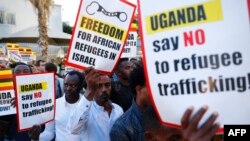 Des migrants africains et des Israéliens manifestent contre les explusions, à Tel Aviv, le 9 avril 2018.