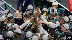 2025년 2월 9일 루이지애나주 뉴올리언스 시저스 슈퍼돔에서 열린 슈퍼볼에서 우승한 필라델피아 이글스 선수들이 트로피를 들어올리고 있다.