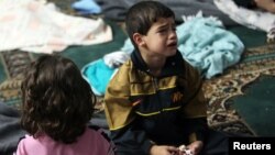 지난 21일, 수도 다마스쿠스 인근에서 시리아 군의 소행으로 추정되는 독가스 공격으로 약 5백 명이 사망한 가운데, 살아남은 한 남자 어린이가 울고 있다.