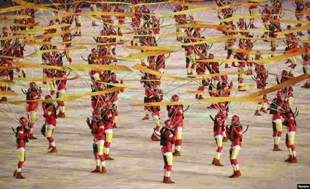 Atraksi dalam upacara penutupan Olimpiade Musim Panas 2016 di Rio de Janeiro, Brazil (21/8). (Reuters/Kevin Lamarque)