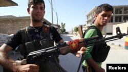 지난 6월 시리아 알레포 지역에서 정부군과 대치한 쿠르드족 병사들. (자료사진)