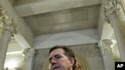 共和党参议员德敏特周三在参院投票前与记者交谈