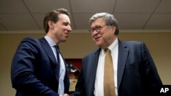 Кандидат на пост генпрокурора Уильям Барр (справа) и сенатор-республиканец Джош Хоули (архивное фото) 