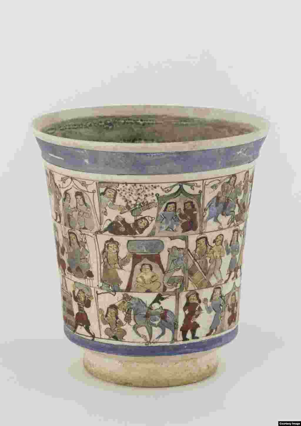 Beaker made of stone-paste, painted under glaze, ceramic piece from Kashan, Iran, Saljuq period (1037 - 1300).