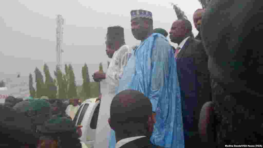 Shugaban Majalisar Dattawa David Mark da Shugaban Majalisar Wakilai Aminu Waziri Tambuwal suna yi wa Mata jawabi a kofar Majalisa a cikin ruwan sama, Afrilu 30, 2014.