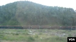 邻近中国布里亚特地区西伯利亚大铁路上运载木材的火车。 (美国之音白桦拍摄)