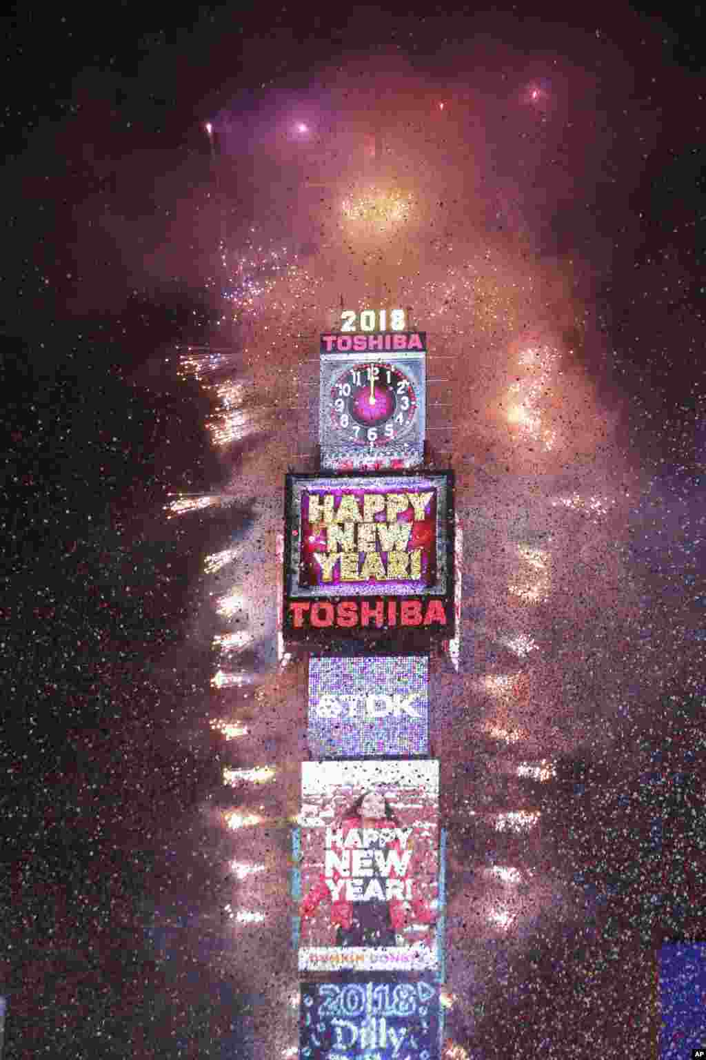 ការ​ប្រារព្ធ​ពិធី​ឆ្លង​ឆ្នាំ​នៅ​ Times Square នៅ​បុរី​ញូវយ៉ក​កាលពី​ថ្ងៃទី​៣១ ធ្នូ ២០១៧។