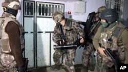 지난 5일 터키 남동부 아디야만 지역에서 대테러 단속에 나선 경찰이 ISIL 관련 용의자 체포를 위해 문을 부수고 있다.
