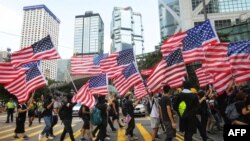 资料照：香港反送中运动期间抗议者手持美国国旗游行。（2019年9月8日）