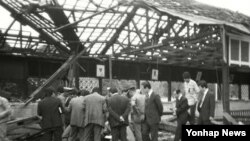 1983년 10월 15일 폭탄 테러로 인해 지붕이 무너져 내린 버마 아웅산 국립묘지를 조사하는 관계자들.