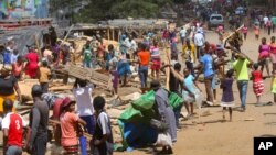 Banengi abantu abathenga bethengisa impahla emigwaqweni eZimbabwe.