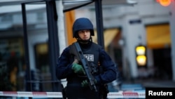 奥地利首都维也纳2020年11月2日发生恐怖枪击后警方加强戒备（路透社）