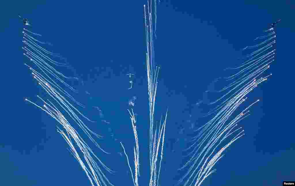 Pesawat Sukhoi Su-27 milik Angkatan Udara Kazakhstan menunjukkan kebolehan pada pembukaan Kejuaraan Militer Internasional di Gvardeisky, Kazakhstan.