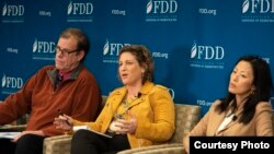 사만사 래비치 전 미 부통령 안보부보좌관(가운데)이 11일 미국 민주주의수호재단(FDD)에서 열린 안보 토론회에서 발언하고 있다. 닉 에버스타트 미 기업연구소(AEI) 선임연구원(왼쪽)과 정 박 브루킹스연구소 한국석좌도 참석했다. 사진 제공: FDD.