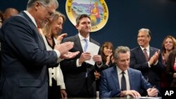 资料照片：加州州长纽森签署控枪法案。(2023年9月26日）