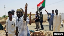Des manifestants soudanais ont érigé une barricade dans une rue, exigeant que le Conseil militaire transitoire du pays transfère le pouvoir aux civils, à Khartoum, Soudan, le 5 juin 2019.