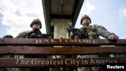 Les troupes de la garde nationale, débout, veillent sur St. E. Pratt, à Baltimore, Maryland le 28 avril 2015 