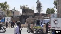 تصویری از جمعی از اهالی زرنج، استان نیمروز در مرز با استان سیستان و بلوچستان ایران، در روز جمعه ۱۵ مرداد پس از کنترل طالبان بر این شهر